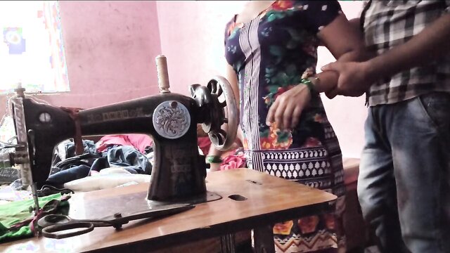 Tailor ne bhabhi ka naap lete lete bhabhi ko hi chod dala Tailor funking in bhabhi bhabhi enjoy in devar Tailor hard funking in Tailor