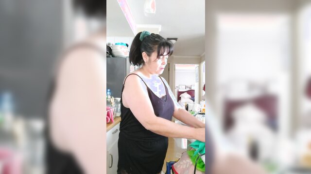 Mommy in kitchen Hello how are you? Thank you for writing to me, I\'m new and I would like you to give my videos a like and click the heart so that it is your favorite, subscribe please, to upload more material and hel