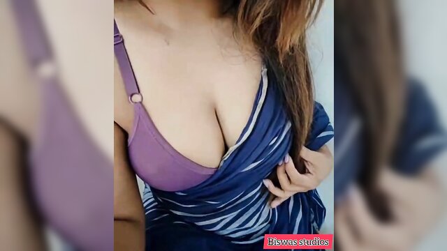 Sultry Bengali aunty teases in blue saree on Xxx Tube.