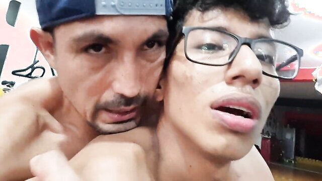 Colombian gay boy is fucked in the gym by his trainer Hairless and feminine Colombian gay boy is fucked in the gym by his mature trainer, he has a tattoo on his back