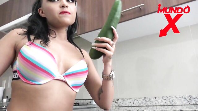 this girl loves to play with this cucumber MUNDOXXX.COM