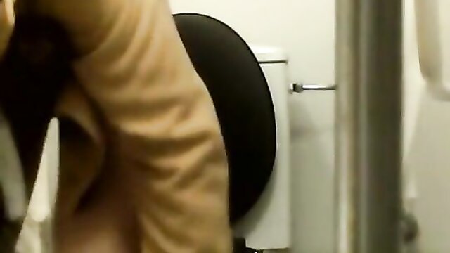 Toilet cam spy Toilet spy cam catches small strip bush in pussy woman peeing and cleaning her big vagina lips.